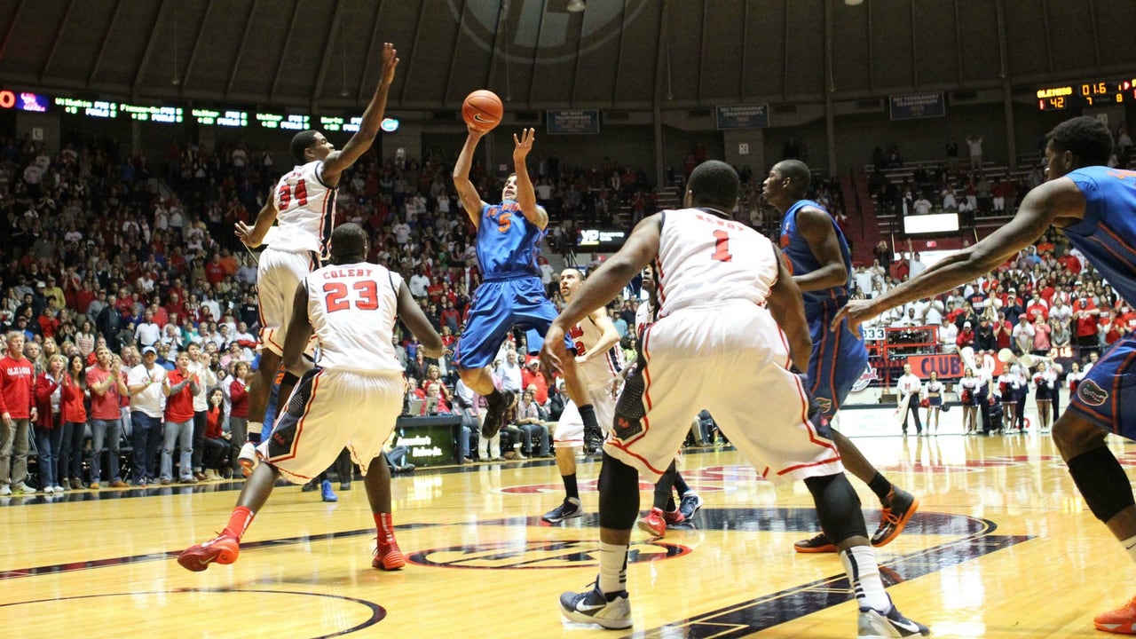 No. 2 Florida rallies to edge Mississippi for school-record 19th straight win